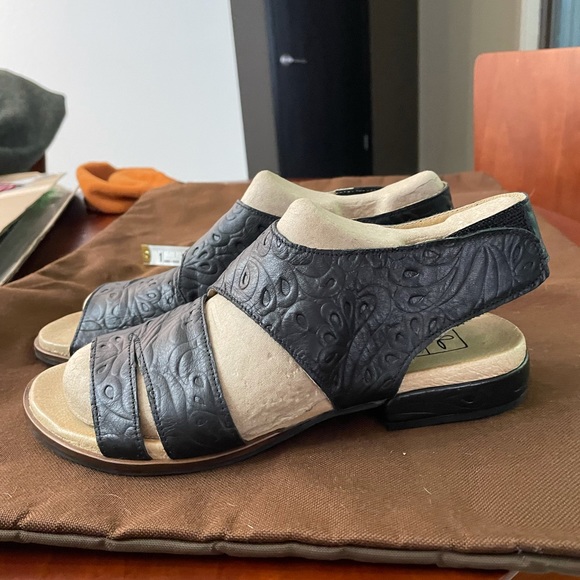 Leather sandals with Velcro closure on the outer sides. Approx 1 inch heel. - Picture 2 of 10